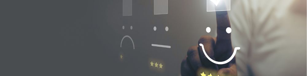 評価アイコンの中から満足度を選んでいる手元の画像