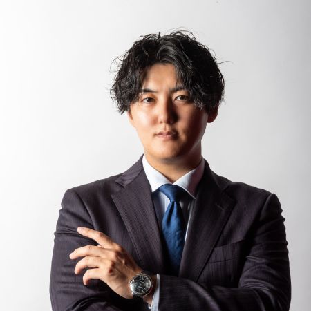 スーツを着た男性が正面を見つめるポートレート写真