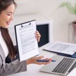 資料を指し示しながら説明する女性の写真