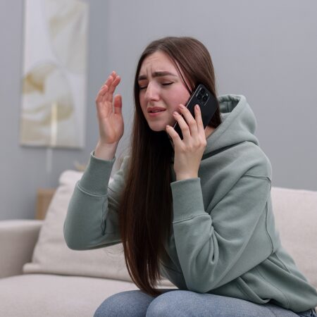 この画像は、GPJコーチングの対象者が抱える「孤独・不安・誰にも相談できない状態」を象徴しています。売上の悩み、自信のなさ、行動できない焦りなど、心の中にある“言語化できないモヤモヤ”を視覚的に表現するための写真です。 コーチングサービスにより、この状態から一歩前へ進めることを訴求する導入として最適です。