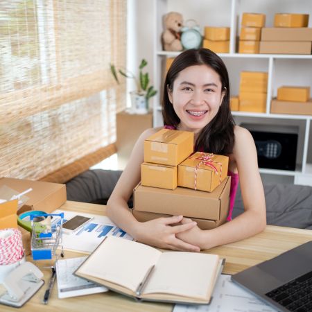 この画像は、コーチングを通じて得られる「成果・売上アップ・成功体験」を象徴しています。商品を抱えた笑顔の女性は、仕組み化・集客改善・行動支援によって実際に成果が出始めた状態を視覚的に表現しています。 ビジネスの悩みから抜け出し、自信を取り戻した未来を提示することで、サービスの価値訴求を強める素材です。