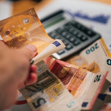 この画像は、コーチングの実践によって得られる「収益改善」「売上アップ」という成果を象徴しています。 紙幣と電卓が示すのは、行動が確かな結果として可視化されるプロセス。 ビジネス構築・価格設定・集客導線・価値提供の改善により収益を伸ばした未来をイメージさせ、サービス３つ目の訴求力を高める素材です。