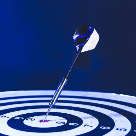 この画像は、GPJコーチングの「目標設定」「行動の焦点化」を視覚的に示すための素材です。 中心を射抜いたダーツは、曖昧な目標ではなく、達成までの道筋を具体化し、集中して取り組むことで成果が大きく変わるというメッセージを象徴しています。 迷いをなくし、最短ルートで成果に辿り着くサポートを提供するGPJの強みを表現します。