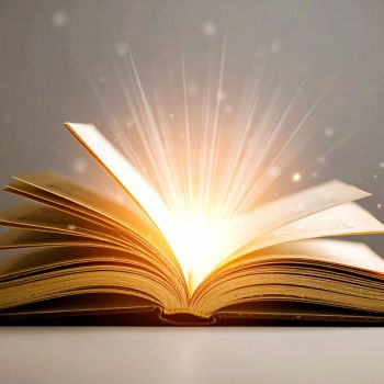 光があふれ出す開いた本。成長や気づき、人生の物語を象徴するイメージ。