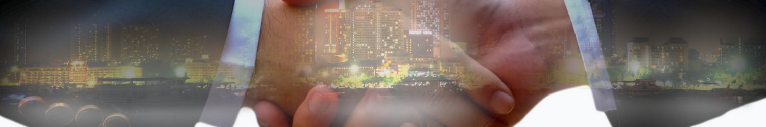 重なる両手と夜景が重ねて表現された画像。信頼関係と未来への伴走を象徴するイメージ。